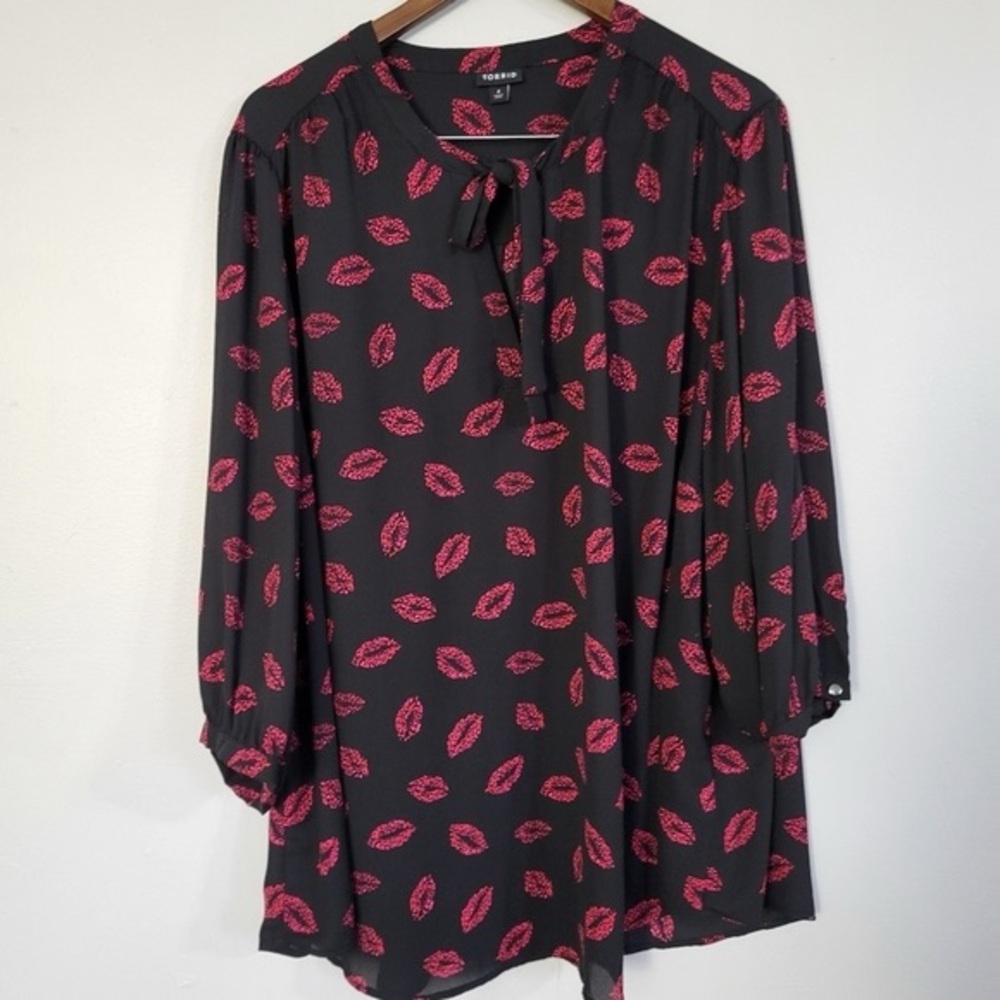 Torrid Lips Roll Tab Pull On Blouse 4XL